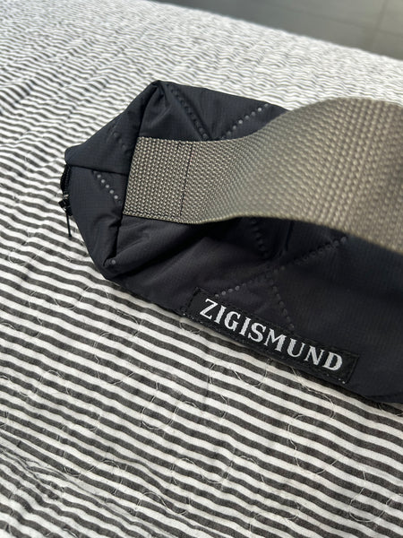 Toilet/makeuptaske i farven charcoal.