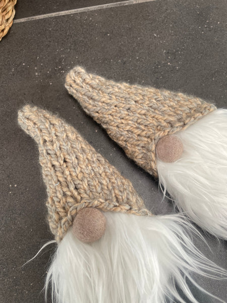 ❤️Håndlavede “Gnomer”i mørkegrå møbelvelour og hjemmestrikkede huer.