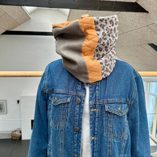 Unika halsedisse med cognac farvet stof og lammeskind.