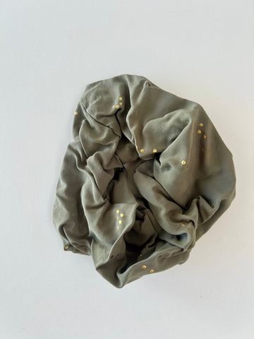 Stor scrunchie i støvet grøn med guld prikker.
