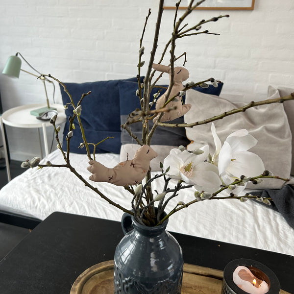 Påskehare med broderede detaljer.