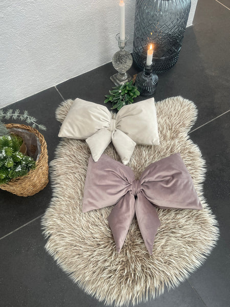 Kæmpe julesløjfe i råhvid velour med fyld.