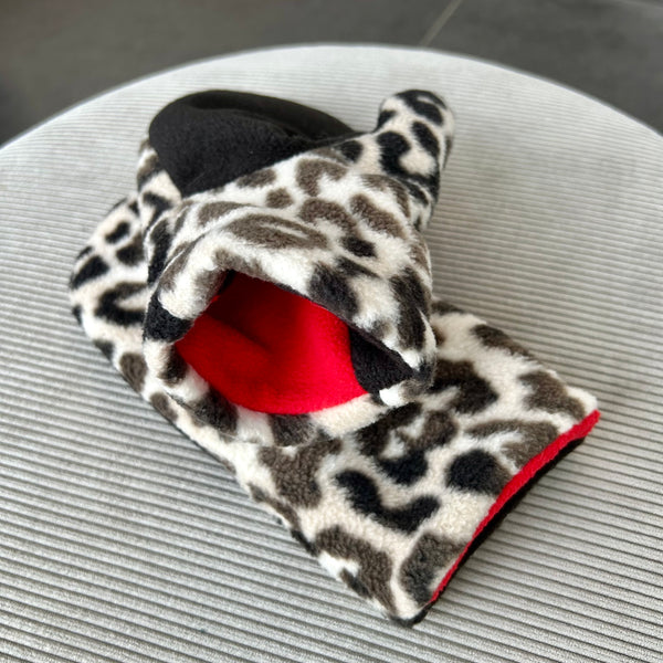 Luffer i fleece med leopard mønster.