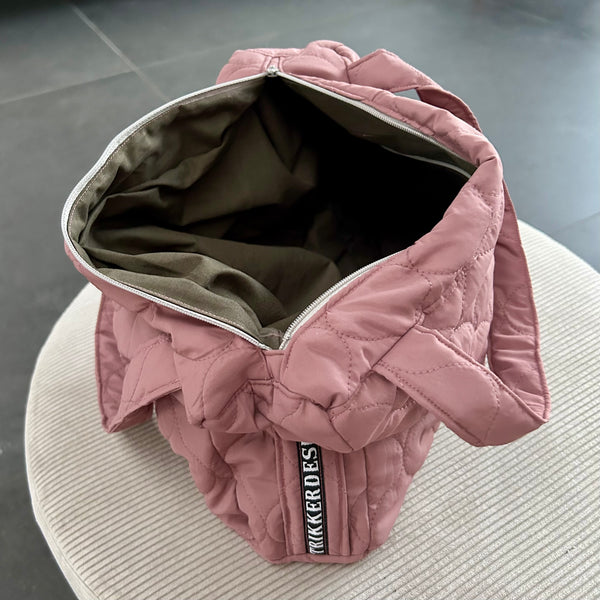 Skuldertaske i rosa quilt med hanke.