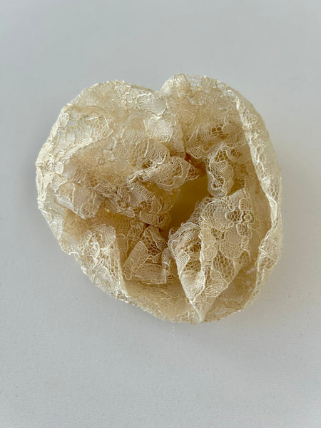 Råhvid blonde scrunchie med blomster.