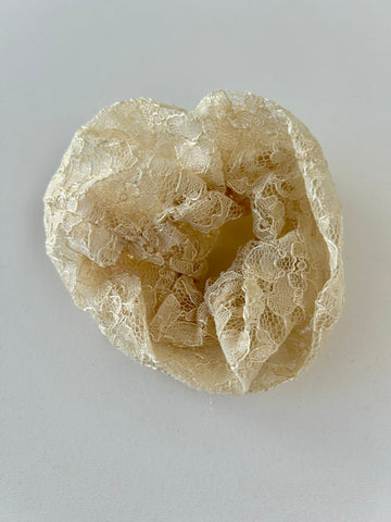 Råhvid blonde scrunchie med blomster.