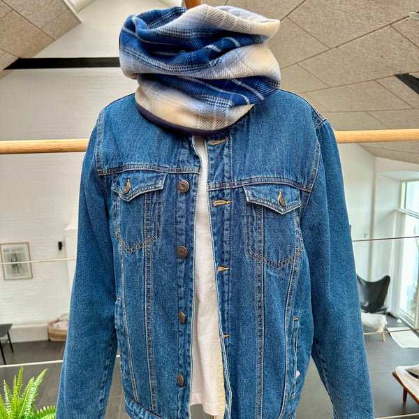 Halsedisse i tern og mørkeblåt fleece.