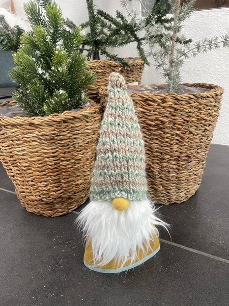 ❤️Håndlavet “Gnom” i gult velour og med hjemmestrikket hue.