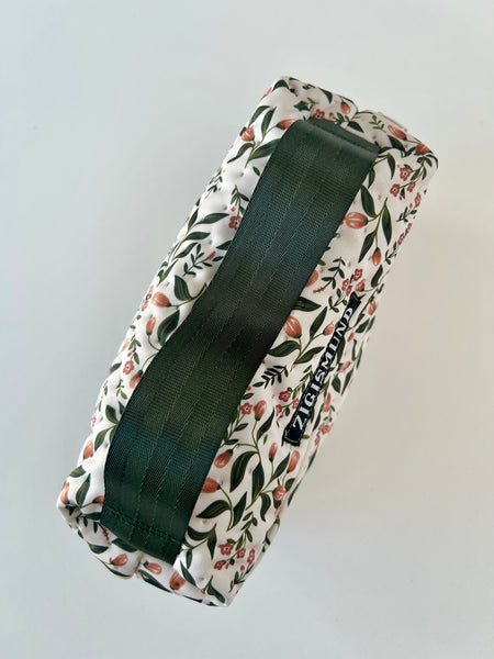 Lækker og rummelig toilettaske med skønne blomster.