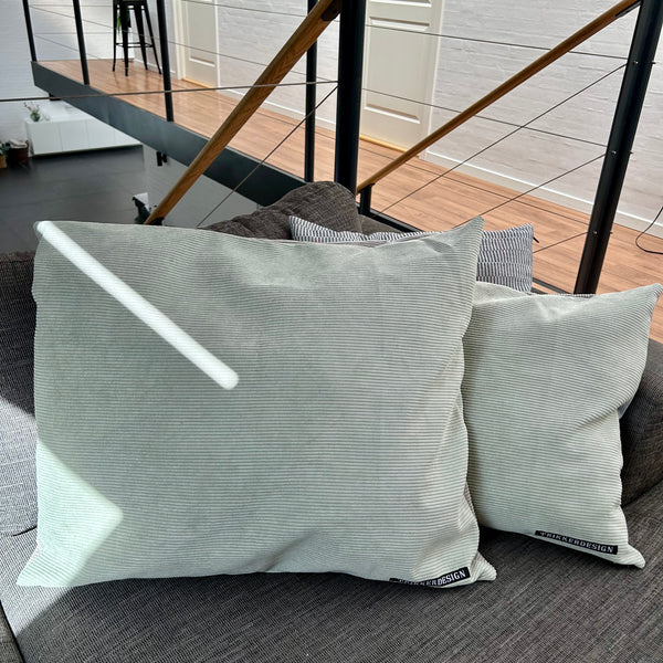 Stort pudebetræk i lys salvie og mørk kit. Lys salvie på bagsiden.