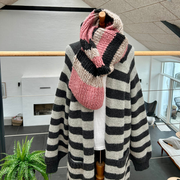 Håndstrikket jumbo tørklæde i rosa, nude og antrcit garn.