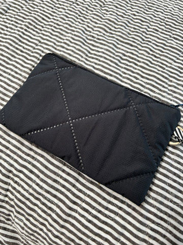 Keyhanger taske i mørkegrå quilt.