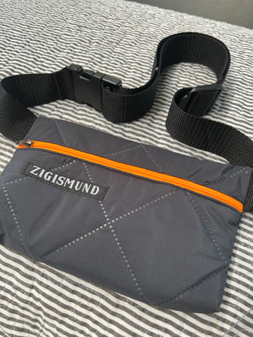 Bæltetaske i charcoal med orange lynlås.