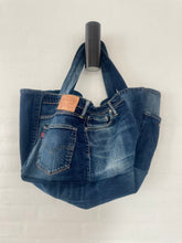 Indlæs billede til gallerivisning Levis denim shopper med lommer og slid.
