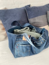 Indlæs billede til gallerivisning Levis denim shopper med lommer og slid.
