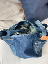 Indlæs billede til gallerivisning Levis denim shopper med lommer og slid.
