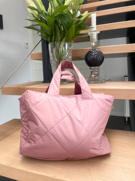 Makeup taske i skøn Rosa quilt og hanke.