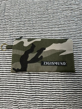 Indlæs billede til gallerivisning Keyhanger i army med grå lynlås.

