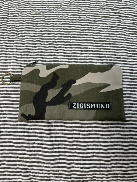 Keyhanger i army med grå lynlås.