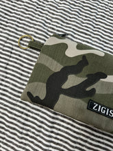 Indlæs billede til gallerivisning Keyhanger i army med grå lynlås.
