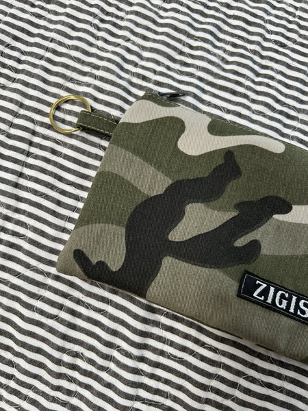 Keyhanger i army med grå lynlås.