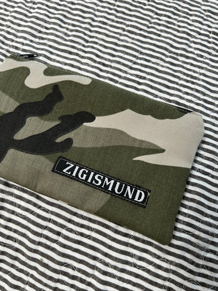 Keyhanger i army med grå lynlås.