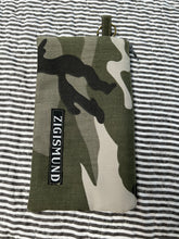 Indlæs billede til gallerivisning Keyhanger i army med grå lynlås.

