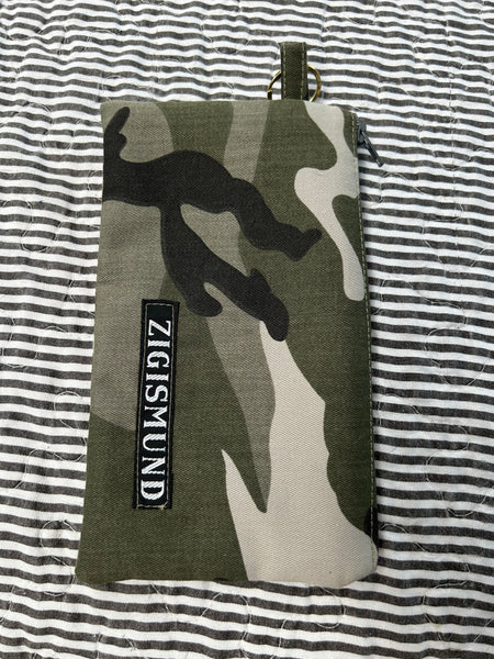 Keyhanger i army med grå lynlås.