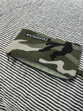 Indlæs billede til gallerivisning Keyhanger i army med grå lynlås.
