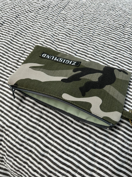 Keyhanger i army med grå lynlås.