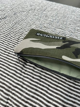 Indlæs billede til gallerivisning Keyhanger i army med grå lynlås.
