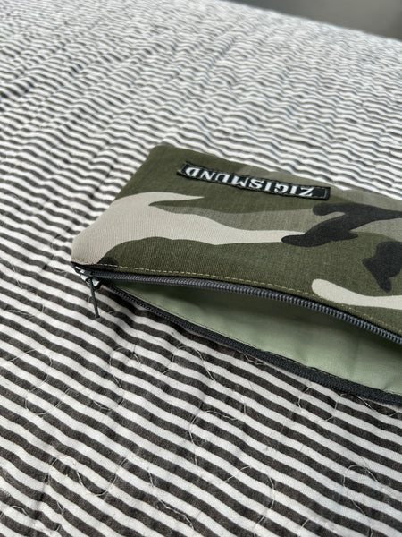 Keyhanger i army med grå lynlås.