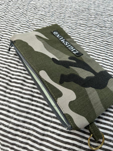 Keyhanger i army med grå lynlås.