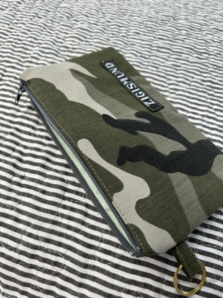 Keyhanger i army med grå lynlås.