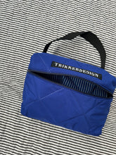 Indlæs billede til gallerivisning Toilettaske/makeup taske i coboltblå quilt.
