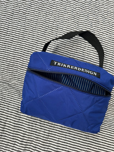 Toilettaske/makeup taske i coboltblå quilt.
