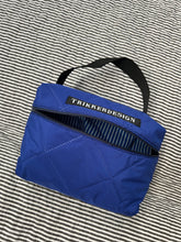 Indlæs billede til gallerivisning Toilettaske/makeup taske i coboltblå quilt.
