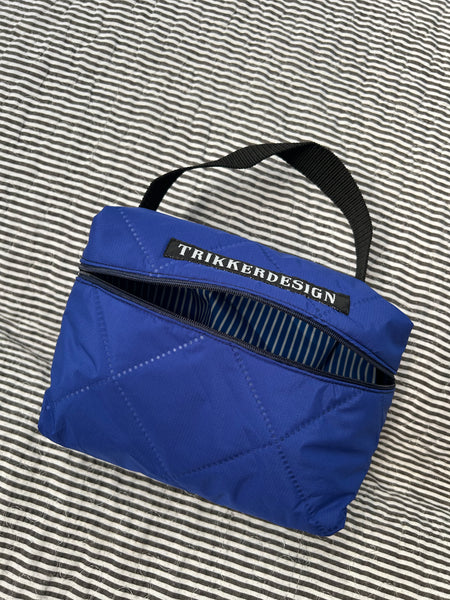 Toilettaske/makeup taske i coboltblå quilt.