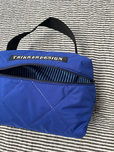 Toilettaske/makeup taske i coboltblå quilt.