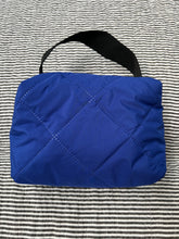 Indlæs billede til gallerivisning Toilettaske/makeup taske i coboltblå quilt.
