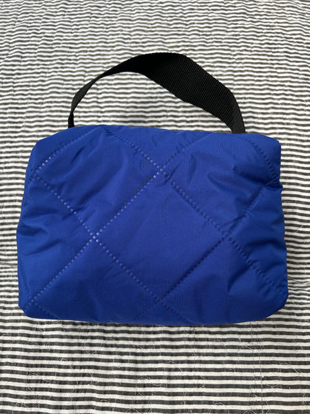 Toilettaske/makeup taske i coboltblå quilt.