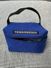 Indlæs billede til gallerivisning Toilettaske/makeup taske i coboltblå quilt.

