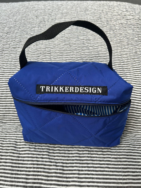 Toilettaske/makeup taske i coboltblå quilt.