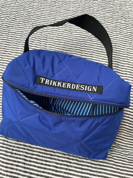 Toilettaske/makeup taske i coboltblå quilt.