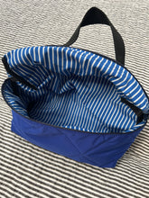 Indlæs billede til gallerivisning Toilettaske/makeup taske i coboltblå quilt.
