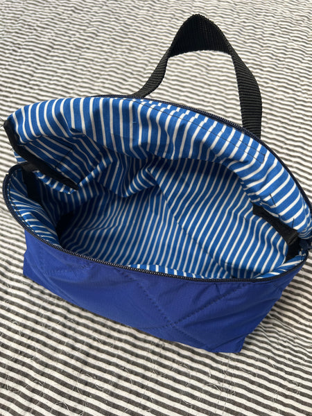 Toilettaske/makeup taske i coboltblå quilt.