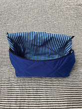 Indlæs billede til gallerivisning Toilettaske/makeup taske i coboltblå quilt.
