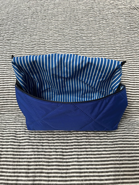 Toilettaske/makeup taske i coboltblå quilt.