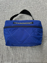 Indlæs billede til gallerivisning Toilettaske/makeup taske i coboltblå quilt.
