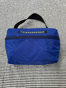 Toilettaske/makeup taske i coboltblå quilt.